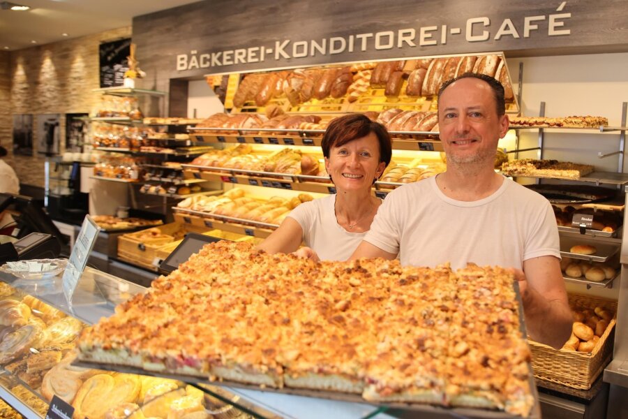 Die „Freie Presse“ sucht den besten Bäcker in Zwickau: Stimmen Sie ab! - Doreen und Heiko Reinhold von der Bäckerei & Konditorei Reinhold in Weißenborn verkaufen zur Rhabarberzeit ganze Bleche ihres Rhabarberkuchens.
