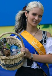 Die frisch Gekrönte wohnt in Thüringen - 
              <p class="artikelinhalt">Die 22-jährige Beatrice Furch ist die neue Wurzelkönigin von Bockau und will trotz einer Lehre in Thüringen oft nach Hause kommen. </p>
            