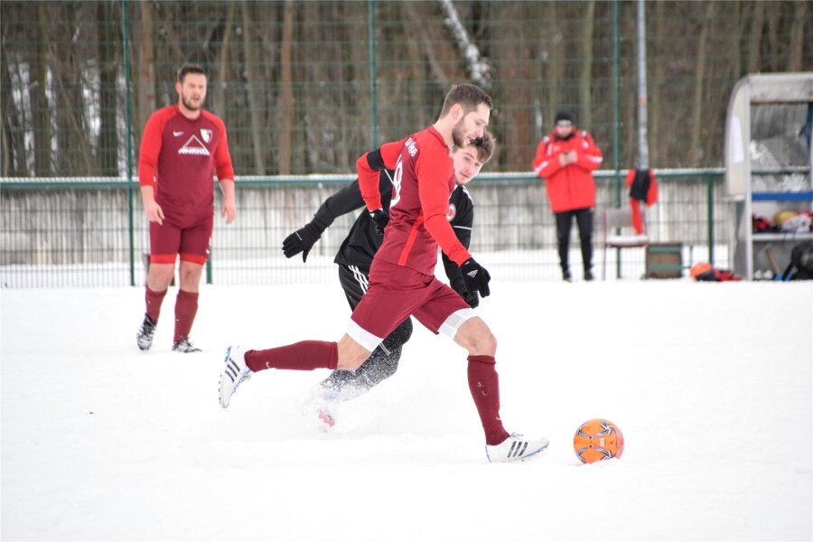 Die Fußballer des TSV Flöha starten beim FSV Limbach-Oberfrohna  ins neue Jahr - TSV Flöha mit Kapitän Dominik Ney hier im Test gegen Fortuna Langenau