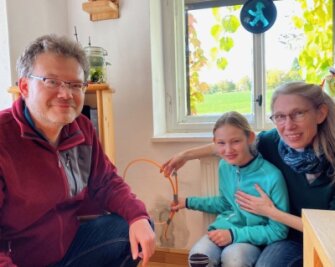 Die ganze Straße für ein Haus in Dittmannsdorf aufgerissen? Nur eine Familie bekommt schnelles Internet - Holger, Dana und Judith Tippmann haben einen Anschluss für schnelles Internet. Davon könnten andere Haushalte profitieren. 