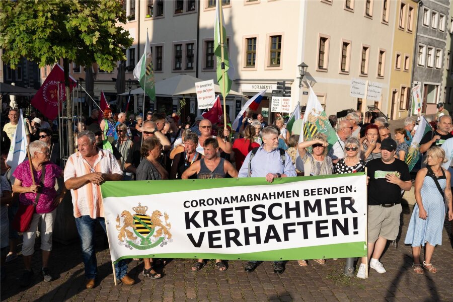 Die Gefahr von Rechts - Teilnehmer einer Kundgebung der rechtsextremen „Freien Sachsen“ bei einer Veranstaltung 2023 in Pirna mit einem Transparent mit der Aufschrift „Kretschmer verhaften“.