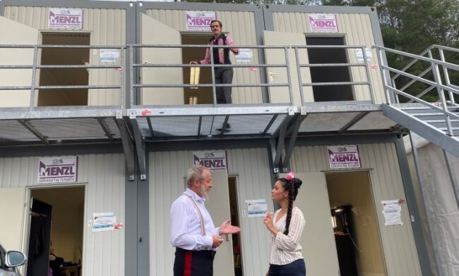 Die Geheimnisse der Csárdásfürstin - Bariton Alexander Donesch (oben), Schauspieler Andreas Pannach und Sopranistin Lindsay Funchal vor ihrer Container-Künstlergarderobe an der Seebühne Kriebstein.