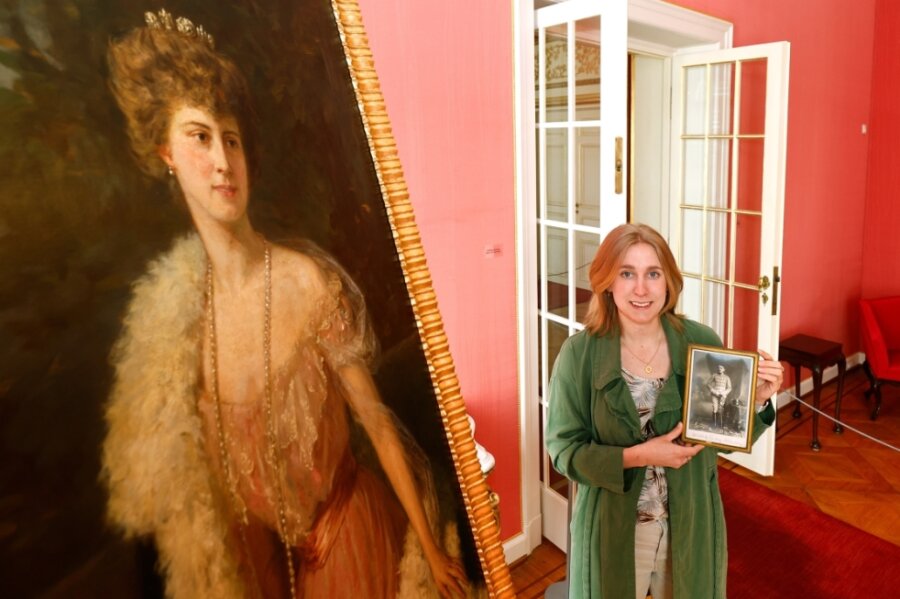 Lara Klewin am Porträt der Fürstin Elenore von Schönburg-Waldenburg in der Beletage des Schlosses. In der Hand hält sie ein Bildnis des Fürsten Otto Victors II. 