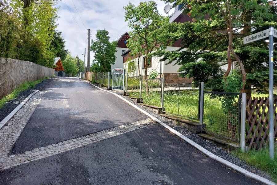 Die Gemeinde Muldenhammer erstellt für künftige Sanierungsmaßnahmen erstmals einen Straßenzustandskatalog. - Die Sanierung der Kirchstraße in Tannenbergsthal war 2023 das letzt große Vorhaben in der Gemeinde Muldenhammer beim kommunalen Straßenbau.