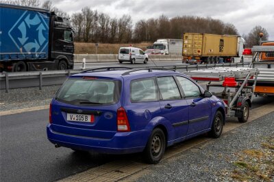 Die Geschichte hinter dem verlassenen Pkw an der Autobahn 72 im Vogtland - Seit vier Wochen parkt der blaue Ford Focus bereits an der Autobahn 72 auf dem Schwerlaststreifen.