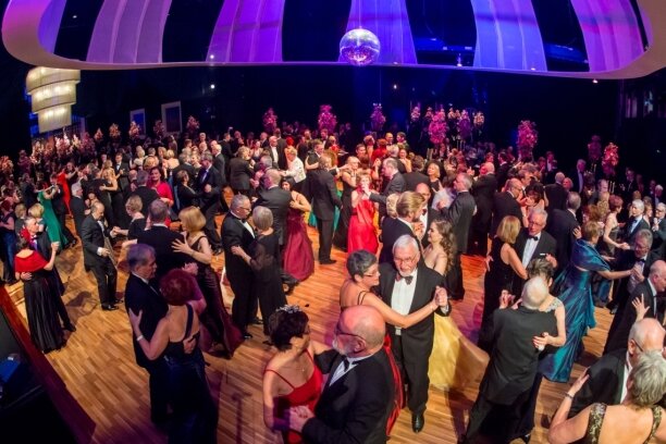 Die Geschichten der Gala - Unter einer schwebenden Krone aus insgesamt 400 Quadratmetern Netzstoff konnten die Gäste des diesjährigen Opernballs tanzen. Die Veranstaltung war bereits Wochen im Vorfeld ausgebucht gewesen.