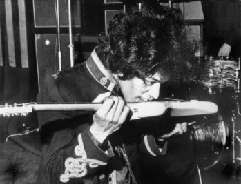 Der US-amerikanische Rocksänger und Gitarrist Jimi Hendrix spielt seine elektrische Gitarre mit der Zunge und den Zähnen während eines Konzertes mit seiner Band "Jimi Hendrix Experience". Wohl kaum ein anderer Gitarrist hat die Musikwelt so nachhaltig beeinflusst wie Hendrix.