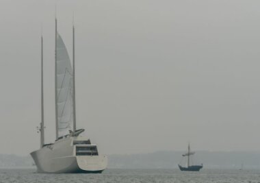 Die größte Segel-Yacht der Welt - Megayacht im Nebel: Die "A", am Sonntag in der Kieler Förde.