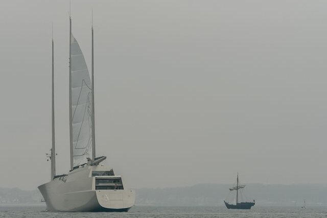 Die größte Segel-Yacht der Welt - Megayacht im Nebel: Die "A", am Sonntag in der Kieler Förde.