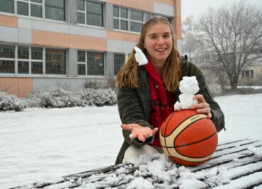 Die große junge Frau mit den großen Karriereplänen - Wenn Emilia Dannebauer schon einen Schneemann baut, muss die untere Kugel auch ein Basketball sein. Die 16-Jährige liebt ihren Sport. 