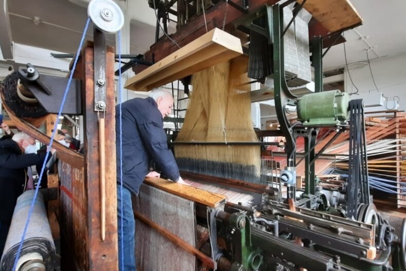 Die gute alte Doppelplüschwebmaschine - Egon Mende an der Doppelplüschwebmaschine - vermutlich die einzig erhaltene in Deutschland.