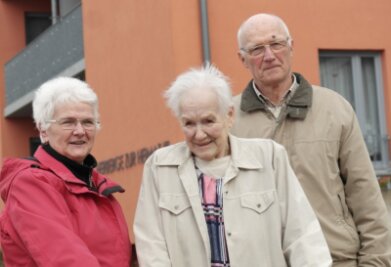 Die guten Seelen der Herberge - Maria Rehn (Mitte) fühlt sich von Brigitte und Lothar Böttcher gut betreut. So schätzt die 86-jährige Geringswalderin die Begleitung der Ehrenamtlichen bei Spaziergängen. 