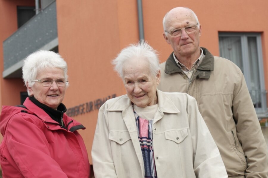 Die guten Seelen der Herberge - Maria Rehn (Mitte) fühlt sich von Brigitte und Lothar Böttcher gut betreut. So schätzt die 86-jährige Geringswalderin die Begleitung der Ehrenamtlichen bei Spaziergängen. 