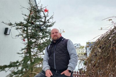 Die hässliche Seite des Weihnachtslandes: Erzgebirger zeigen schräge Bäume - Krumm, so krumm: Thomas Frölich mit seiner Tannelore, die wahrlich keine Schönheit ist. Und ja: Die Bäume haben Namen.