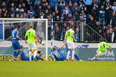 Die Himmelblauen gewinnen 4:2 gegen Magdeburg - CFC-Torschütze Anton Fink schießt das Tor zum 1:0 gegen Madgeburg.