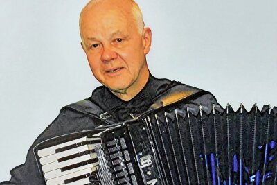 Die Hits von Frank Sinatra: Vogtländer veröffentlicht weltweit wohl einziges Akkordeon-Notenbuch - Bernd Zabel - Musiker, Komponist, Arrangeur und Akkordeonfachmann aus Zwota. 