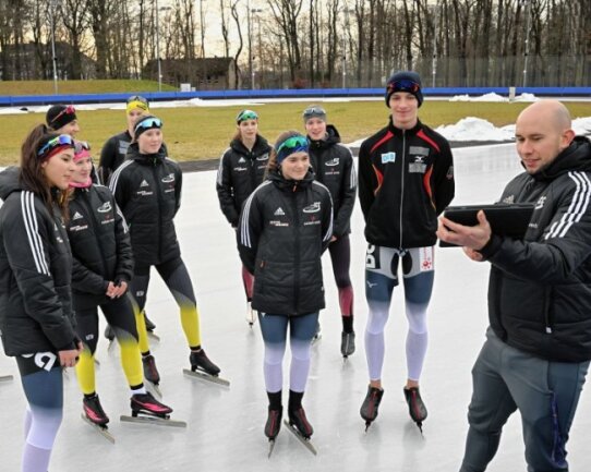 Die Höhepunkte können kommen - Eisschnelllauf-Landestrainer Toni Seidenglanz (rechts) bei einer Besprechung mit seiner Trainingsgruppe. Mia Meinig (links) und Tina Hemeltjen (4. von rechts) sind derzeit zum Lehrgang in den Niederlanden.