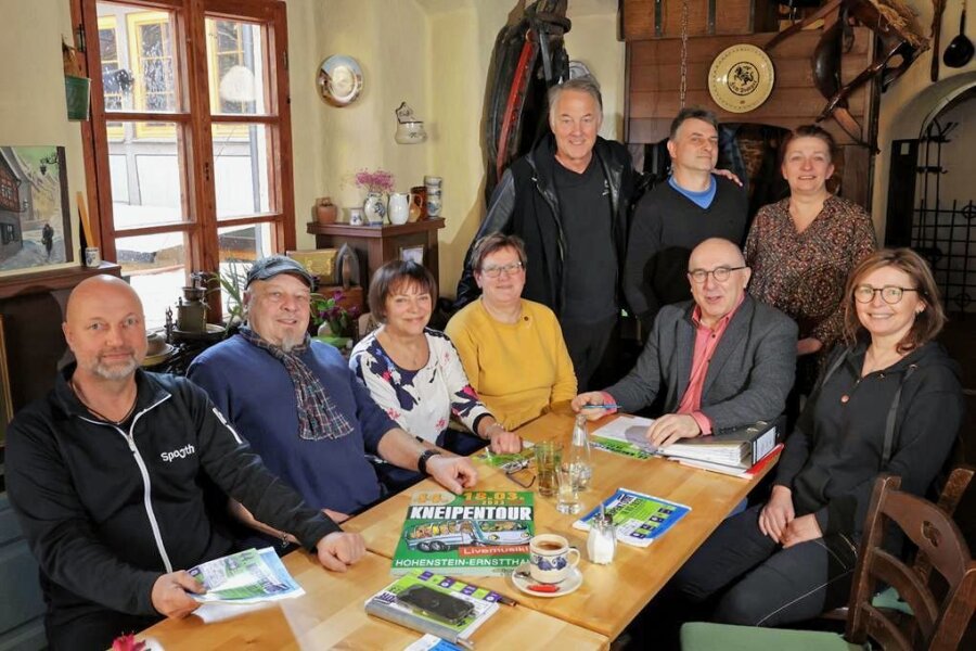 Die Hohenstein-Ernstthaler Kneipentour kehrt endlich zurück - Hohenstein-Ernstthaler Gastronomen, die mit ihren Lokalen an der Kneipentour am 18. März teilnehmen, bei einem Treffen in der Gaststätte "Postgut". 
