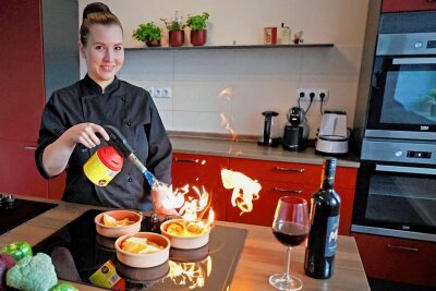 Die Idee kam auf dem Kreuzfahrtschiff: Plauenerin gibt Dating-Kochkurse - Stefanie Ludwig ist für ihren Beruf Feuer und Flamme. In ihrer Kocherlebnis-Welt an der Plauener Chamissostraße bietet sie regelmäßig Kochkurse an.