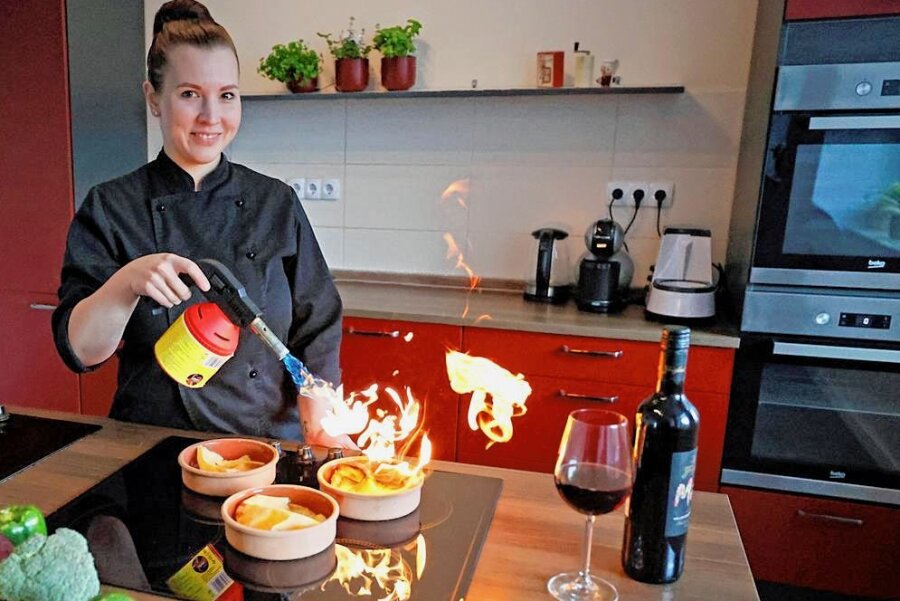 Die Idee kam auf dem Kreuzfahrtschiff: Plauenerin gibt Dating-Kochkurse - Stefanie Ludwig ist für ihren Beruf Feuer und Flamme. In ihrer Kocherlebnis-Welt an der Plauener Chamissostraße bietet sie regelmäßig Kochkurse an.
