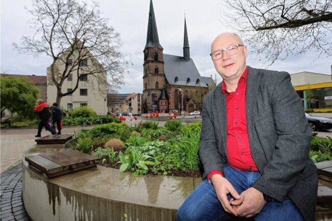 Die Idee von der Katharinenkirche Zwickau als Kulturkirche: Gespräche über Projekt sind angelaufen - Pfarrer Andreas Marosi mit der Katharinenkirche im Hintergrund. Die soll mehr für den Tourismus und die Kultur geöffnet werden.