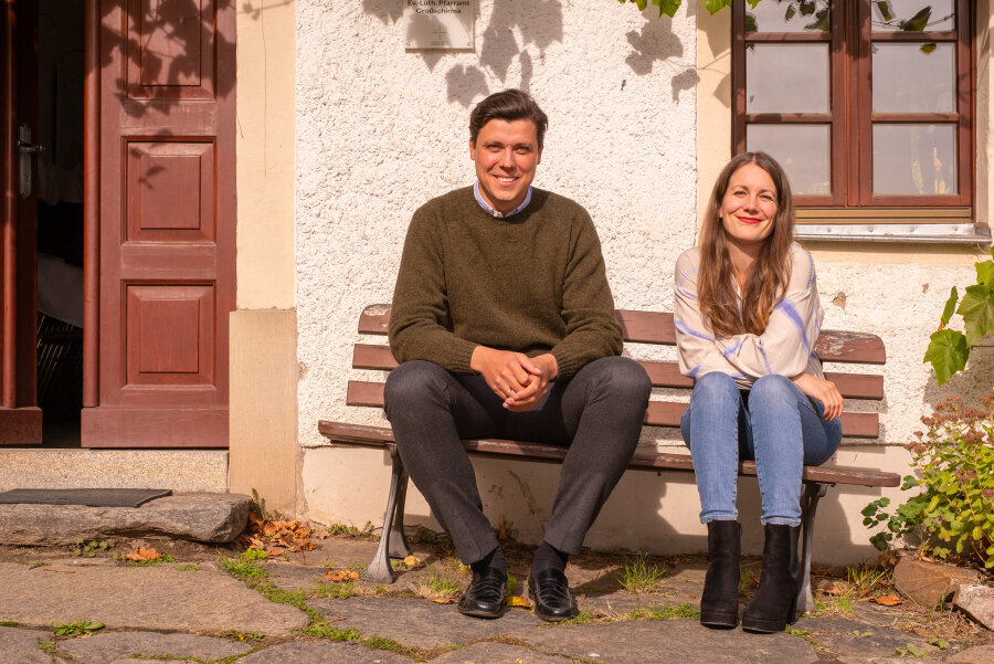 "Die im Westen sollten uns fragen, wie wir das hier machen": Was zwei junge Pfarrer aus Sachsen im Alltag erleben - Justus Geilhufe und Nina-Maria Mixtacki vor dem Pfarrhaus in Großschirma.