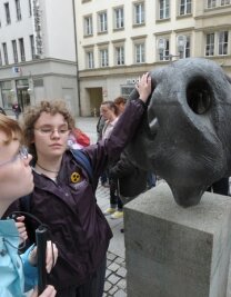 Die Innenstadt zum Anfassen - 
              <p class="artikelinhalt">Sarah Robel (links) und Nicole Christ tasten die Skulptur in der Inneren Klosterstraße ab.  </p>
            
