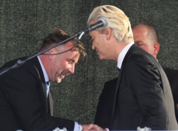 Die Internationale von rechts - Pegida-Mitbegründer Lutz Bachmann (l.) begrüßte gestern auf der Kundgebung den niederländischen Rechtspopulisten Geert Wilders.