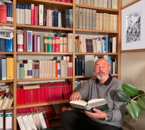 "Die Jüngeren sollen auch mal ran" - Eckhard Jesse, der sich selbst als Stubenhocker bezeichnet, hütet in seinem Haus in Niederbobritzsch einen Schatz von mehr als 30.000 Büchern.