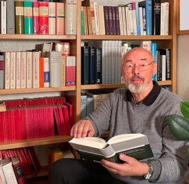 "Die Jüngeren sollen auch mal ran" - Eckhard Jesse, der sich selbst als Stubenhocker bezeichnet, hütet in seinem Haus in Niederbobritzsch einen Schatz von mehr als 30.000 Büchern.