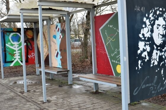 Die Jugend bestimmt mit: Schulnoten für die Kommunen - Die Bushaltestelle am Gymnasium Flöha wurde von Schülern innerhalb des Projekts "Architektur macht Schule" gestaltet. 