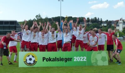 Die Jugend hält die Fahne hoch - Die Freude nach dem Double-Gewinn war groß bei den Kickern der SpG. Neuhausen/Sayda/Clausnitz, für die auch sechs Seiffener die Töppen schnüren. 