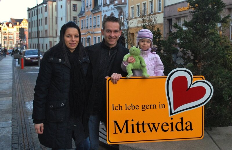 Die junge Familie wirbt sympathisch für Mittweida - Sie leben gern in Mittweida: Antje, Oliver und Töchterchen Kim Seidel. 