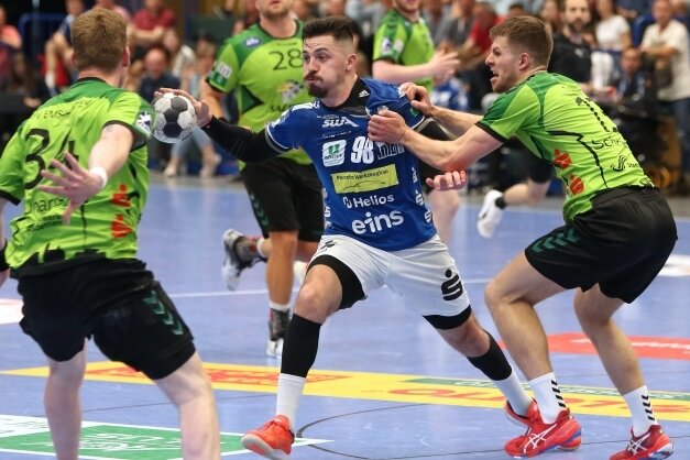 Mit sieben Treffern war Goncalo Ribeiro (M.), der den EHV Aue nach der Saison verlässt, zusammen mit Iulian Ernest Jerebie der beste Werfer beim deutlichen Heimsieg gegen Emsdetten. In Dessau wollen sich die Erzgebirger erhobenen Hauptes aus der 2. Handball-Bundesliga verabschieden. 
