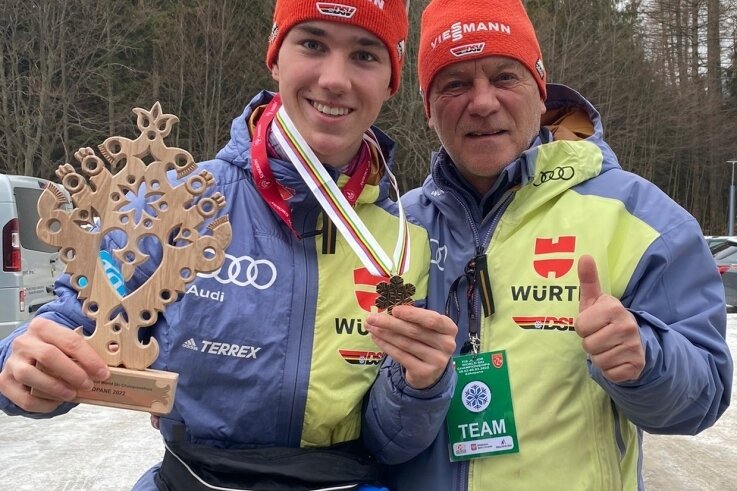 "Die Jungs waren klasse" - Trainer Frank Erlbeck und sein zweifacher Medaillengewinner Tristan Sommerfeldt, hier nach Bronze im Einzel, kehren zufrieden von der Juniorenweltmeisterschaft aus Zakopane an den Fichtelberg zurück. 