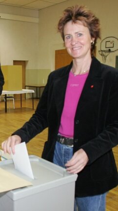 Sabine Zimmermann im September 2005 beim Wahlgang in Königswalde. 