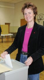 Die Kämpferin ruht sich aus - ein wenig - Sabine Zimmermann im September 2005 beim Wahlgang in Königswalde. 
