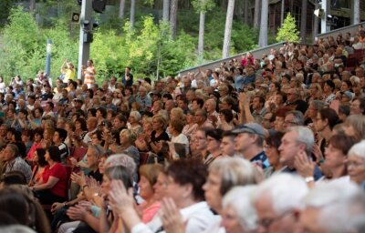Die Kellys in Bad Elster: Tolles Familienkonzert trotz Panne - 1500 Fans waren beim Konzert am Sonntagabend im Naturtheater Bad Elster mit dabei.