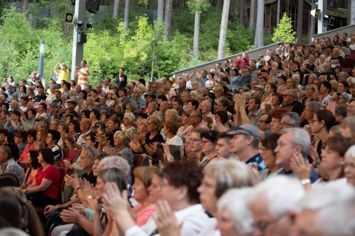 1500 Fans waren beim Konzert am Sonntagabend im Naturtheater Bad Elster mit dabei.