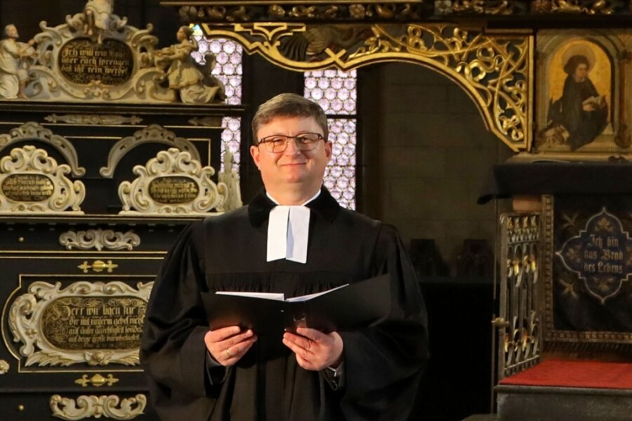 Harald Pepel - auf dem Foto während eines Gottesdiensts im Zwickauer Dom - appelliert an die Verantwortung jedes Einzelnen den Mitmenschen gegenüber. 