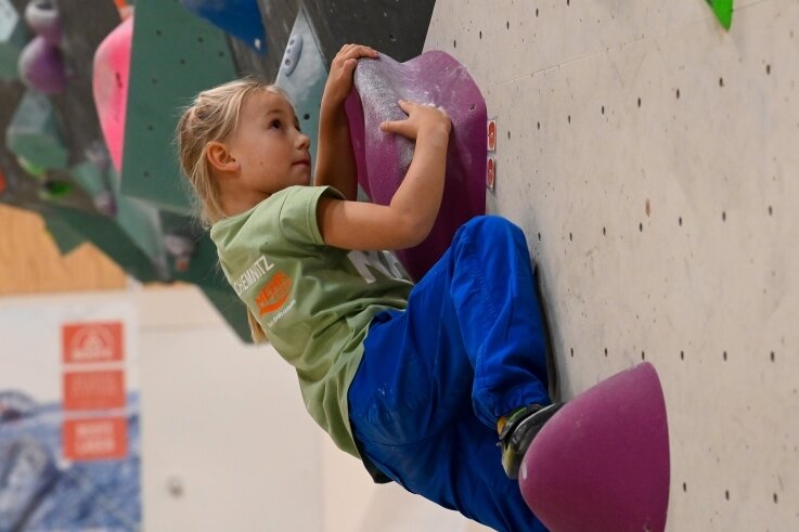 Hanni Oehmichen ist eines der größten sächsischen Talente an der Kletterwand. Höhenangst kennt die Siebenjährige nicht. 