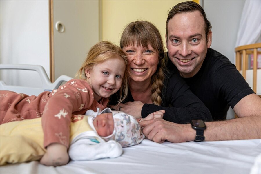 Die kleine Sophie ist das Schaltjahrbaby von Freiberg - Sophie Härtel wurde am 29. Februar 2024, 19.02 Uhr im Kreiskrankenhaus Freiberg geboren. Ihre Mutter Julia Härtel (34), ihr Vater Daniel Härtel (37) und ihr drei Jahre altes Schwesterchen Marie freuen sich riesig.