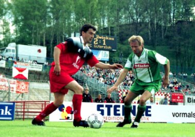 Die kleinen Geheimnisse des Hans-Uwe P. - Neues Buch über Fußball in der DDR-Oberliga - 1995 kam Hans-Uwe Pilz nach Zwickau zurück - für immer. Hier in einem Spiel 1997.