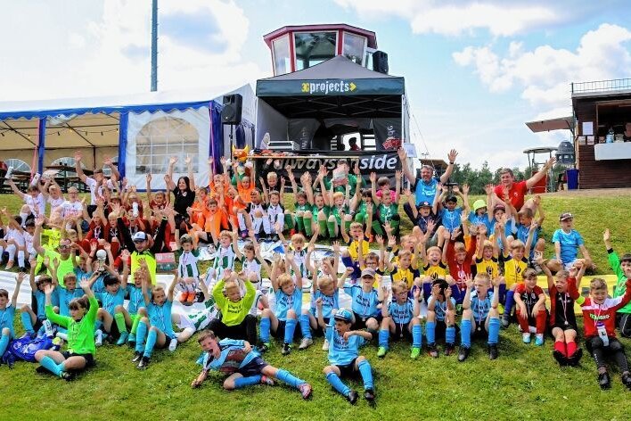 "Die Kleinen haben wie die Großen gefeiert" - Beim Sommerturnierwochenende in Brand-Erbisdorf haben insgesamt 52 Mannschaften in sechs Turnieren um den Wanderpokal gespielt. 