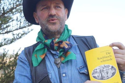 Der Zwotaer Knoblauchzüchter Detlef Kittelmann mit dem Buch "Die Knoblauchschmiede" von Barbara Strehblow über die KnoblauchzüchterfamilieKittelmann im Riesengebirge. 