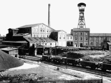 Die Kohlevorräte neigen sich dem Ende - Der Morgensternschacht III erhielt am 13. April 1909 einen Gleisanschluss mit einem Betriebsbahnhof. Im Bild sind die Kohleverladung und der Holzplatz zu sehen.