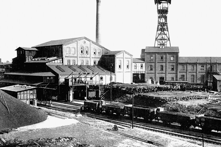 Die Kohlevorräte neigen sich dem Ende - Der Morgensternschacht III erhielt am 13. April 1909 einen Gleisanschluss mit einem Betriebsbahnhof. Im Bild sind die Kohleverladung und der Holzplatz zu sehen.