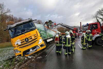 Die kuriosesten Einsätze 2023 für die Feuerwehr Meerane: Von eingeschlossenen Kleinkindern bis zu verunglückten Lastern - Mit Gurten und von der Drehleiter aus sichern die Feuerwehrleute den Laster auf der Staatsstraße zwischen Glauchau und Meerane.