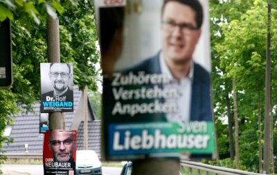 Die Landratskandidaten und ihre Plakate - Wahlplakate der drei Landratskandidaten an der B 173 in Oberschöna. 