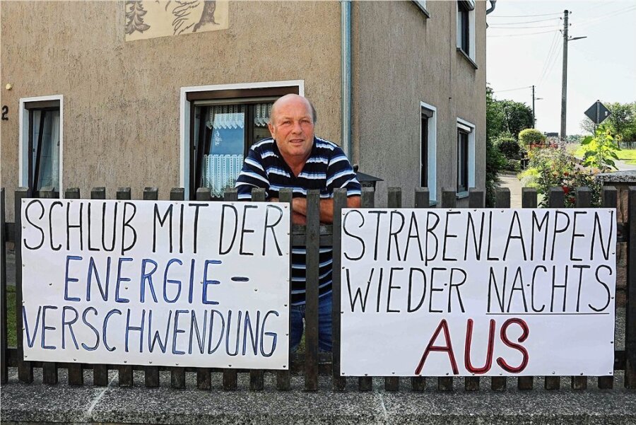 Stephan Wolf tut seine Meinung in Sachen Energieeinsparung mit Plakaten an seinem Grundstück kund.